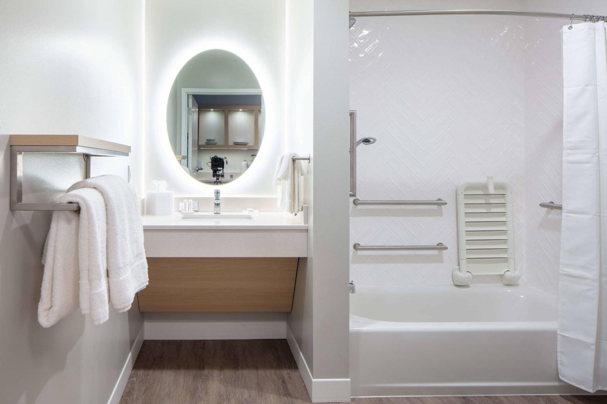 Towneplace Suites By Marriott Milwaukee West Bend Esterno foto