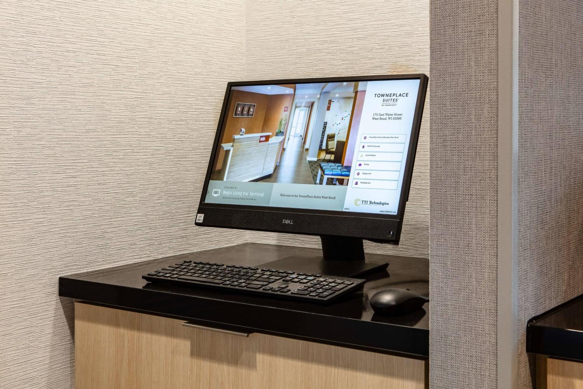 Towneplace Suites By Marriott Milwaukee West Bend Esterno foto
